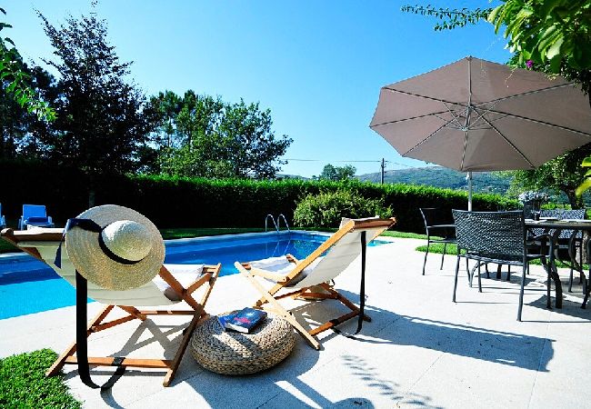 Comedor al aire libre con vistas a la piscina y al jardín