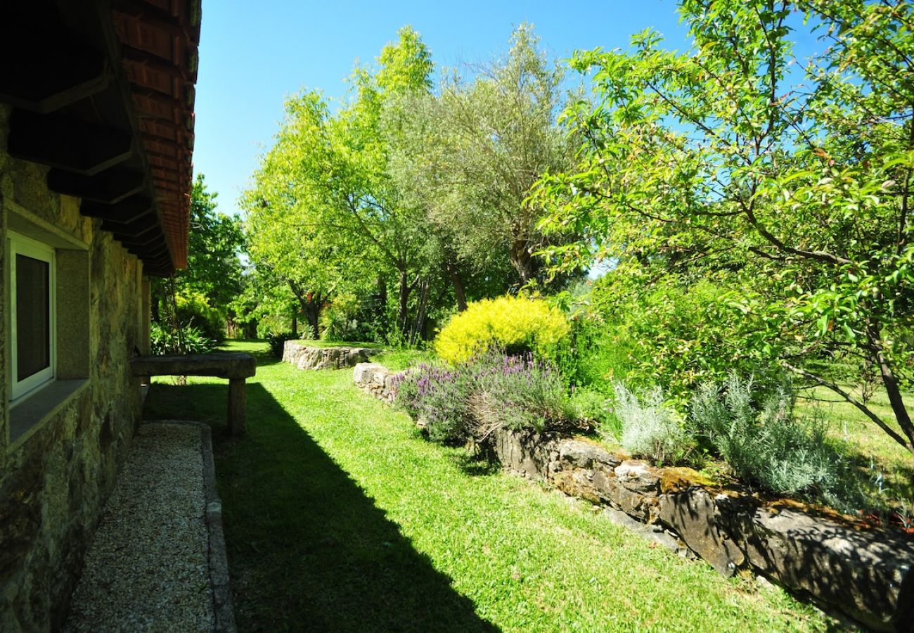 Casa en Vila Nova de Cerveira - Casa da Luz Charming Cottage w/ Beautiful Garden