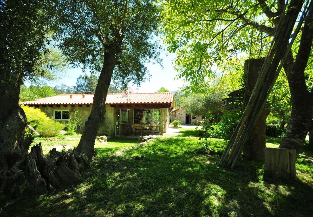 Casa en Vila Nova de Cerveira - Casa da Luz Charming Cottage w/ Beautiful Garden