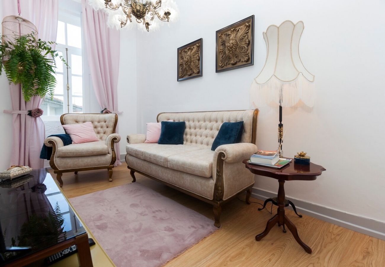Salon confortable avec fenêtre donnant sur la rue principale