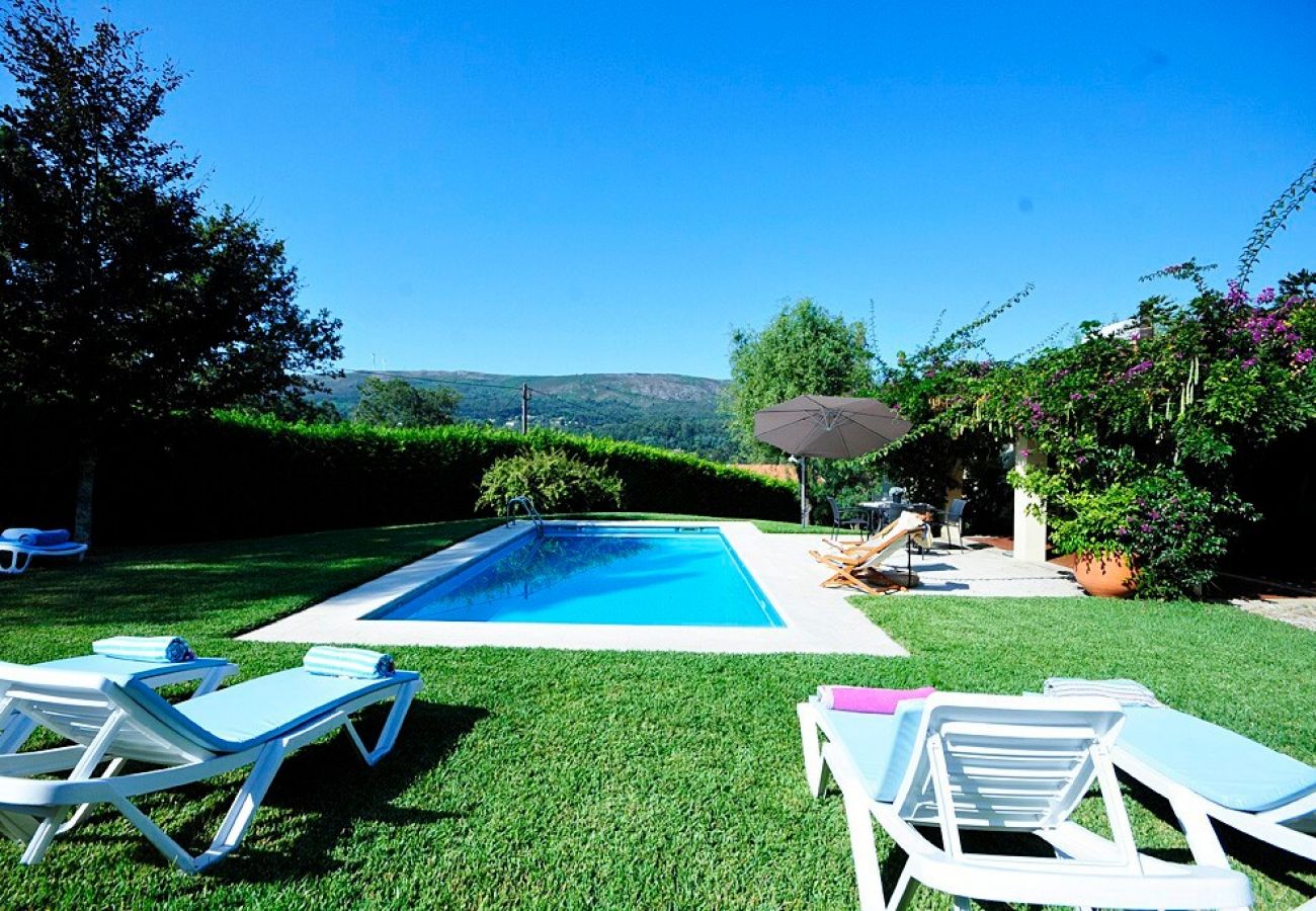 Grand jardin avec piscine privée