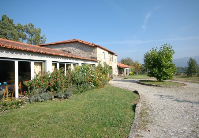 Villa em Ponte de Lima - Villa 223 Solar com Piscina Interior e Ténis