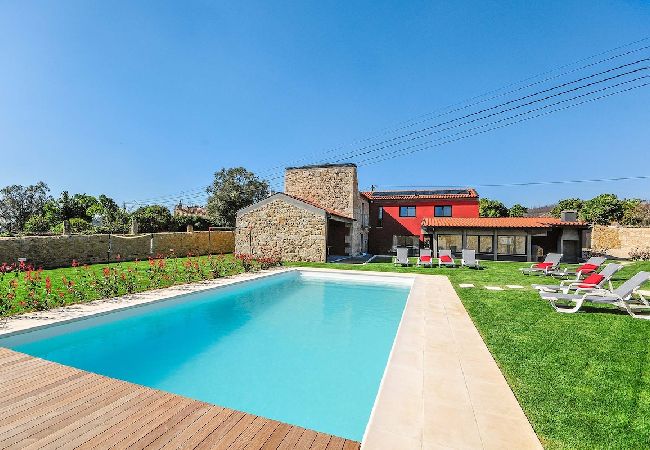 Villa/Dettached house in Barcelos - Villa 278 Tasteful Villa w/Pool Ideal for Families