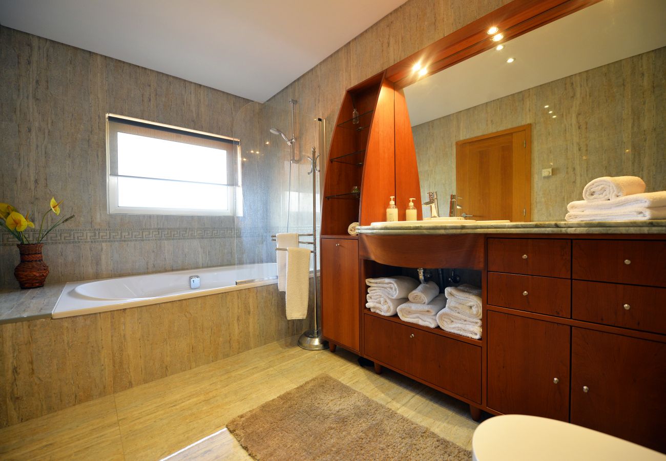 Master bedroom's ensuite bathroom