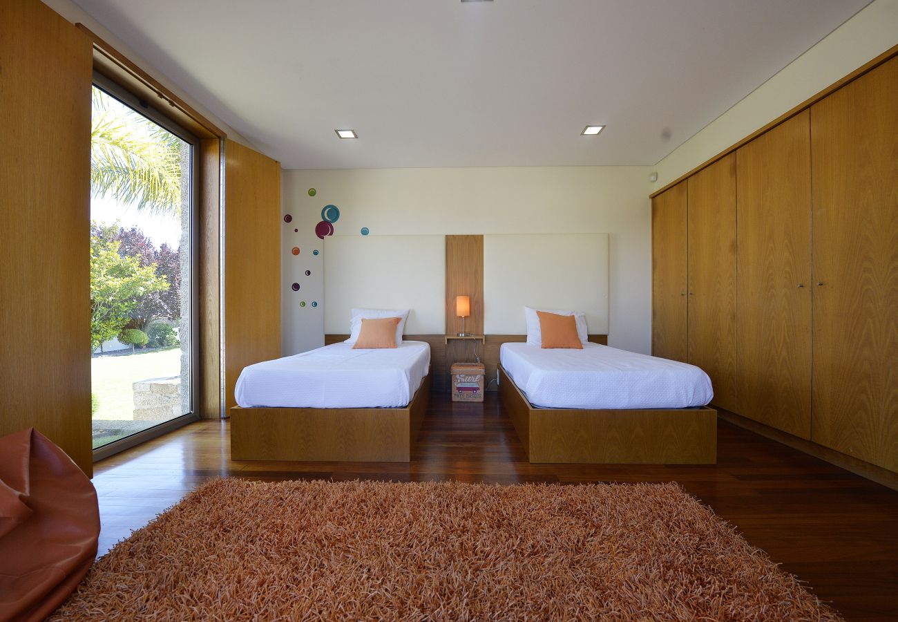 Twin bedroom at villa 320