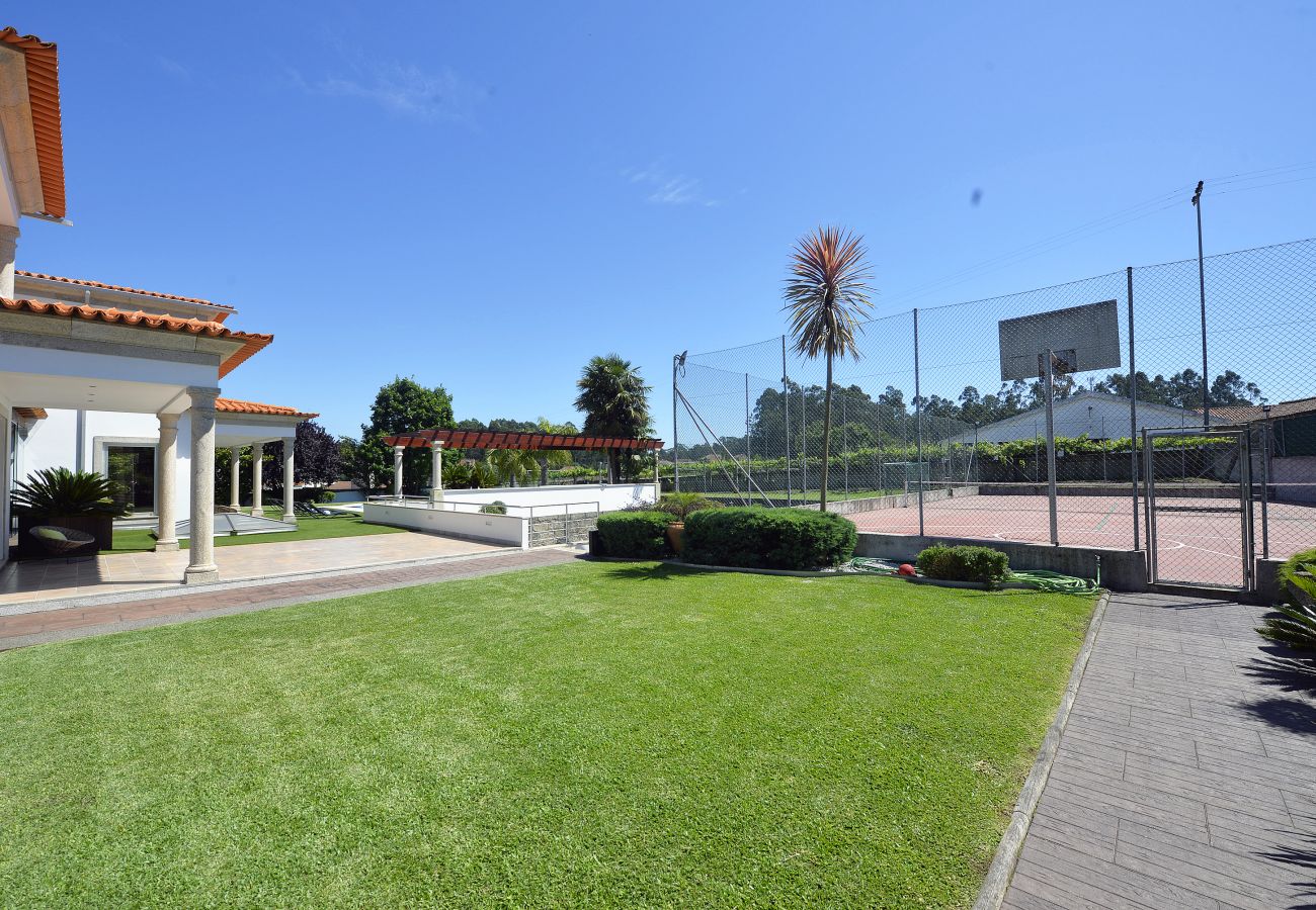 Garden and tennis court at villa 320